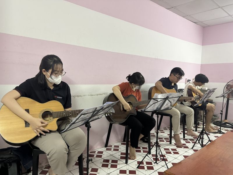 Học đàn guitar có khó không